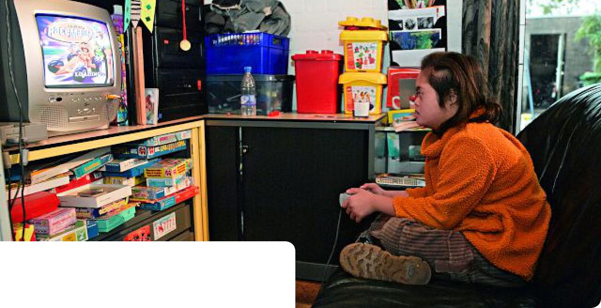 Tiener speelt met spelcomputer