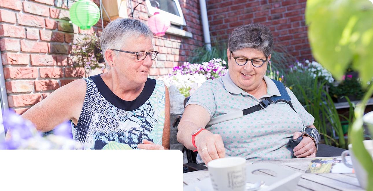 Twee vrouwen aan tuintafel 