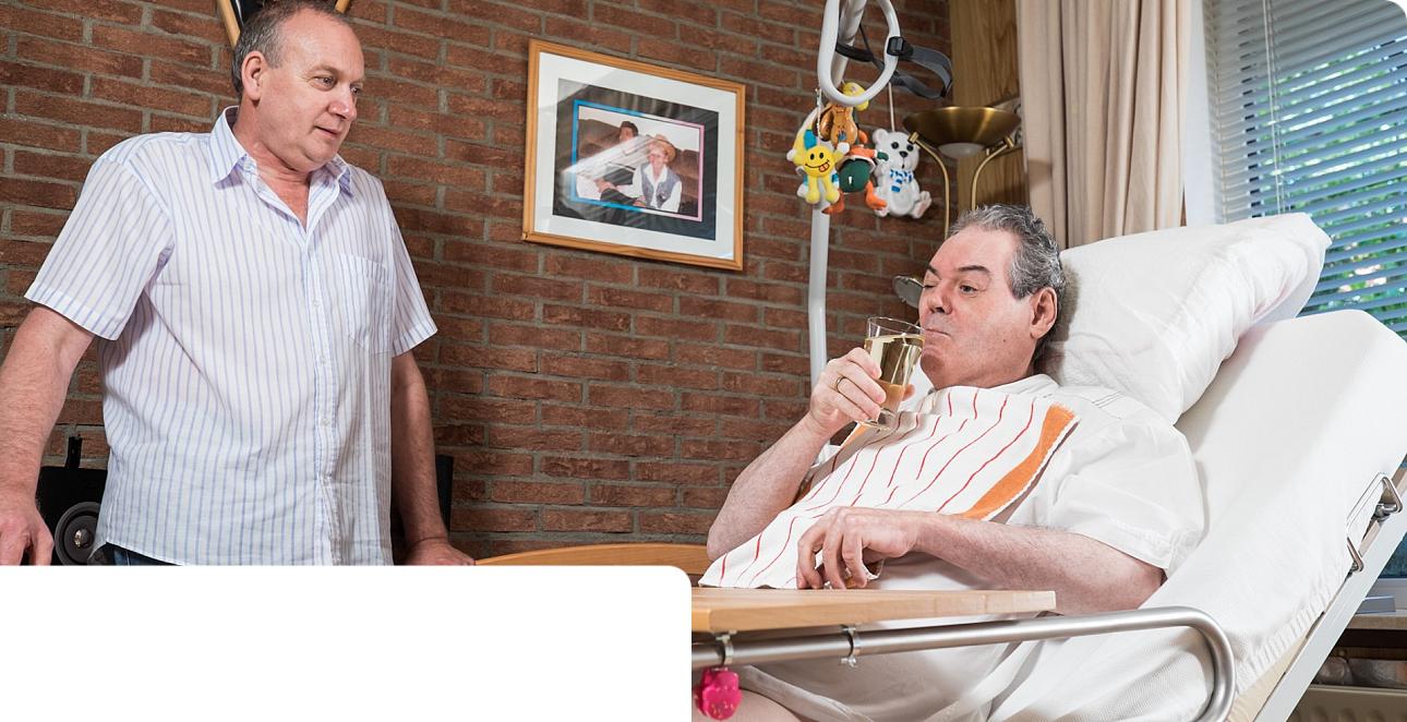 Curator aan bed van cliënt 