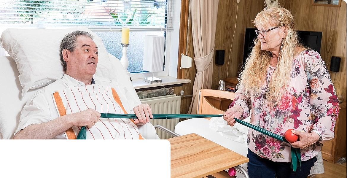 Man en vrouw trekken aan band