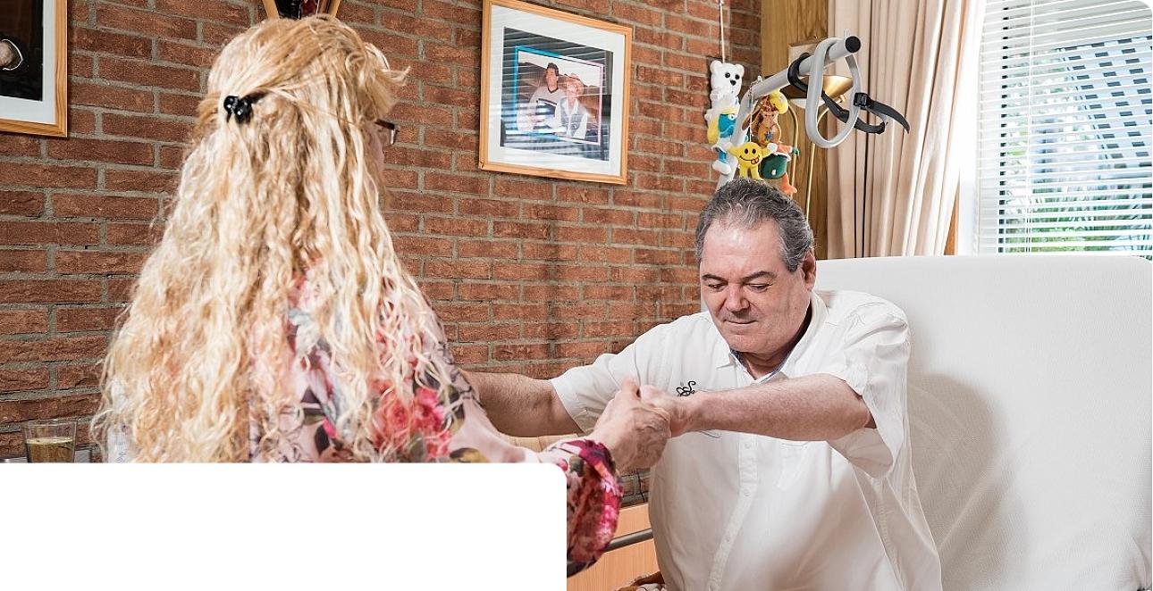 Vrouw helpt man uit bed